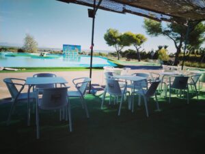 Un Rincón de Placer: La Serenidad de Nuestra Terraza con una Vista Inmejorable a la Refrescante Piscina de Worldog.